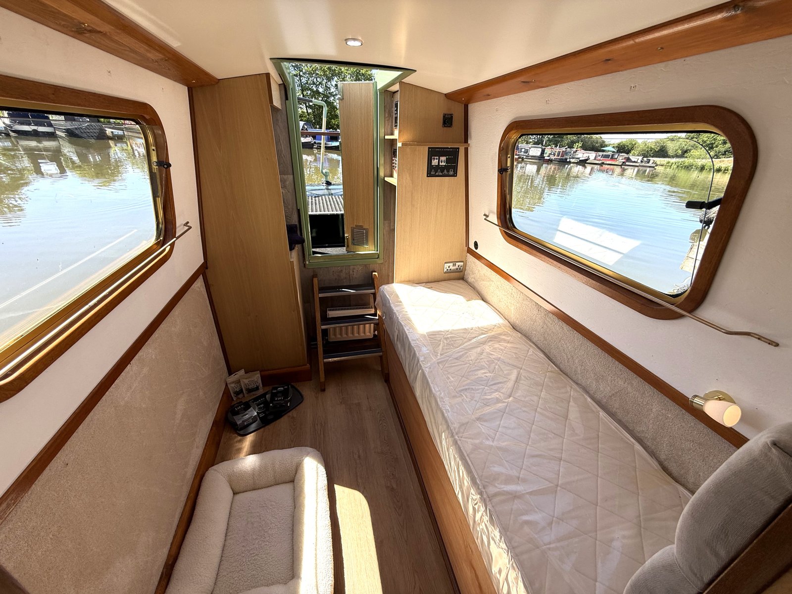 Read more about the article Second Hand Canal Boats for Sale Near Warwickshire: A Complete Buyer’s Guide