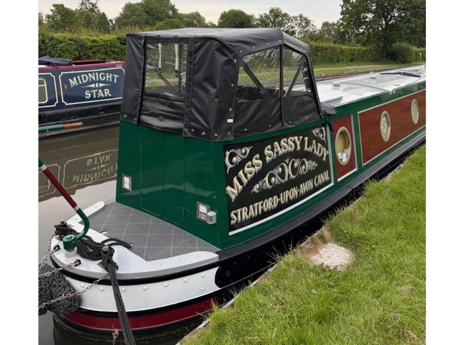 Read more about the article Widebeam boat buying guide: is it right for you?